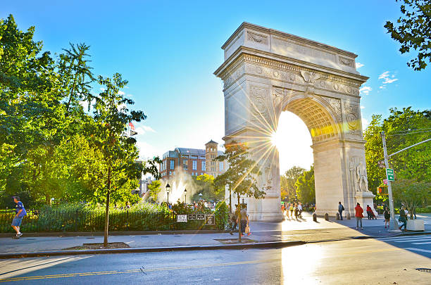 vista del parque de washington square en la ciudad de nueva york - greenwich village fotografías e imágenes de stock