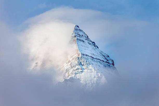 en forme de pyramide du mont assiniboine dans la brume - jasper alberta photos et images de collection