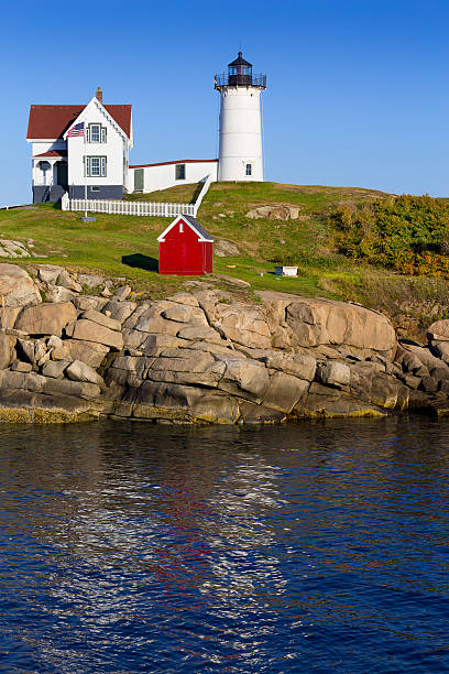 cape neddick (leuchtturm nubble lighthouse york), maine, usa. - maine flag nubble lighthouse new england stock-fotos und bilder