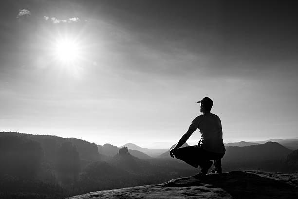 istock Runner in cap and  dark sportswear. Man in squatting position 492286794