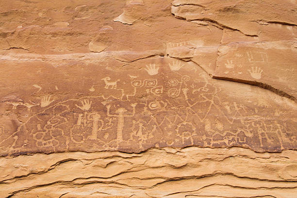 푸에블로족 페트로글리프 포인트 트레일 예술직, 메사 베르데 국립 공원, 콜로라도 - cave painting north american tribal culture ancient pueblo 뉴스 사진 이미지