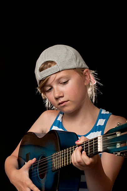 dziecko gra na gitarze - britpop zdjęcia i obrazy z banku zdjęć