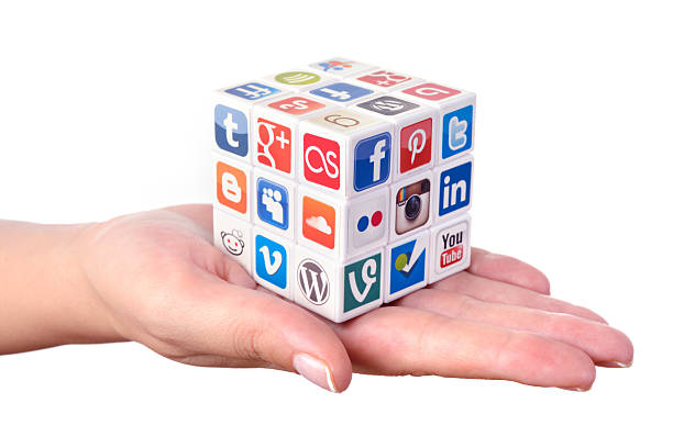 solutions média sociaux - business facebook puzzle cube strategy photos et images de collection