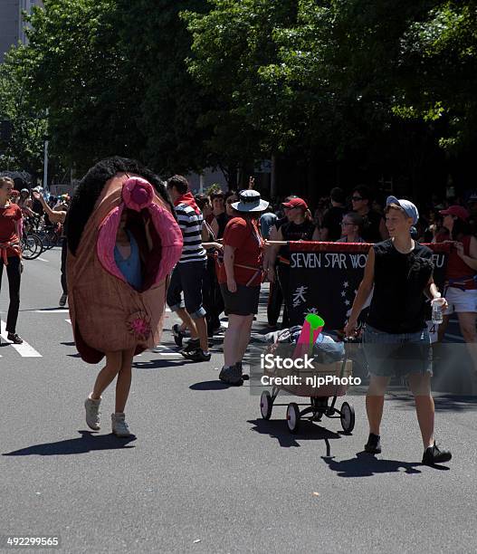 Manifestazione Di Orgoglio I Partecipanti - Fotografie stock e altre immagini di Adulto - Adulto, Ambientazione esterna, Bisessualità