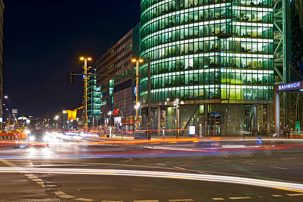 berlin potsdamer platz svincolo stradale di notte - berlin germany architecture stoplight contemporary foto e immagini stock