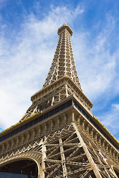 wieża eiffla w słoneczny dzień i blue sky - eiffel tower zdjęcia i obrazy z banku zdjęć