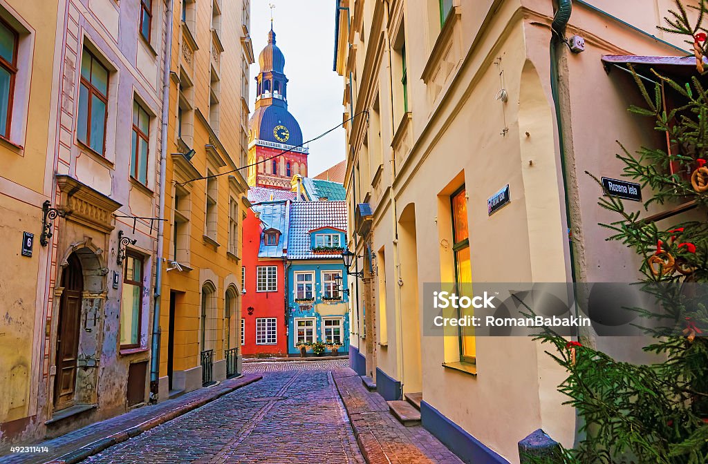 Narrow street en direction de l'église St. Peter dans la vieille ville de Riga - Photo de Riga libre de droits