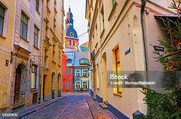 Photo libre de droit de Narrow Street En Direction De Léglise St Peter Dans La Vieille Ville De Riga banque d'images et plus d'images libres de droit de Riga