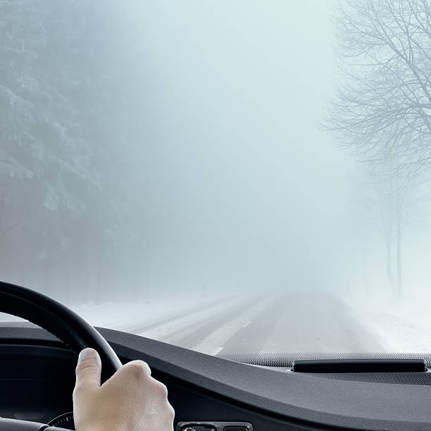 winter auto-haltestelle foggy road - street fog profile stock-fotos und bilder