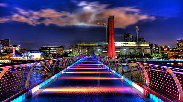 tate modern a notte - millennium footbridge foto e immagini stock