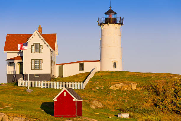 cape neddick (leuchtturm nubble) leuchtturm bei sonnenuntergang, york, maine, usa. - maine flag nubble lighthouse new england stock-fotos und bilder