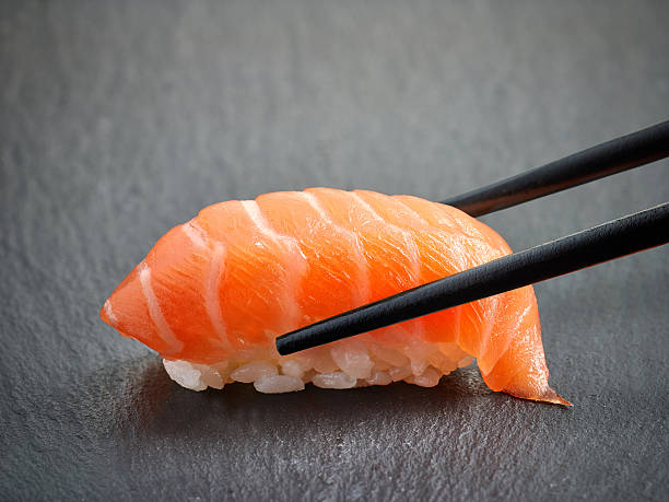 sushi mit lachs - sake nigiri stock-fotos und bilder