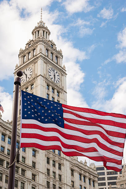 edificio wrigley - american flag architectural feature architecture chicago fotografías e imágenes de stock