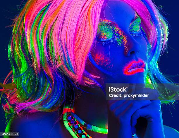 Retrato De Mulher Com Luz Ultravioleta - Fotografias de stock e mais imagens de Adulto - Adulto, Azul, Cabeça Humana