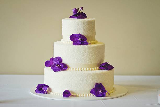 istock Simple Elegant Wedding Cake with Purple Flowers 492333213