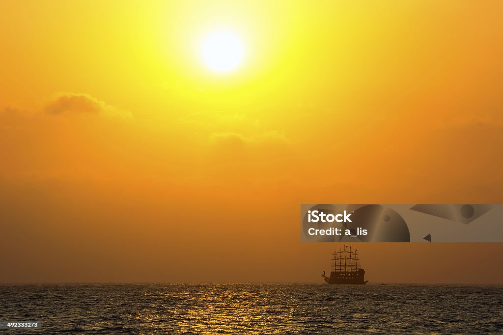 Mar com silhueta do antigo navio ao pôr-do-sol - Foto de stock de Barco de passageiros royalty-free