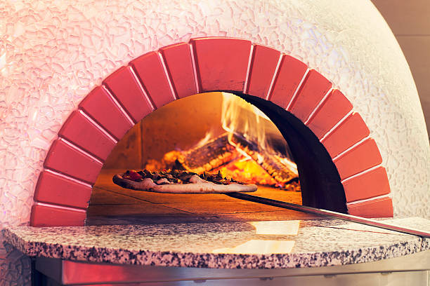 レンガのオーブンで焼き上げたピザ - brick oven ストックフォトと画像