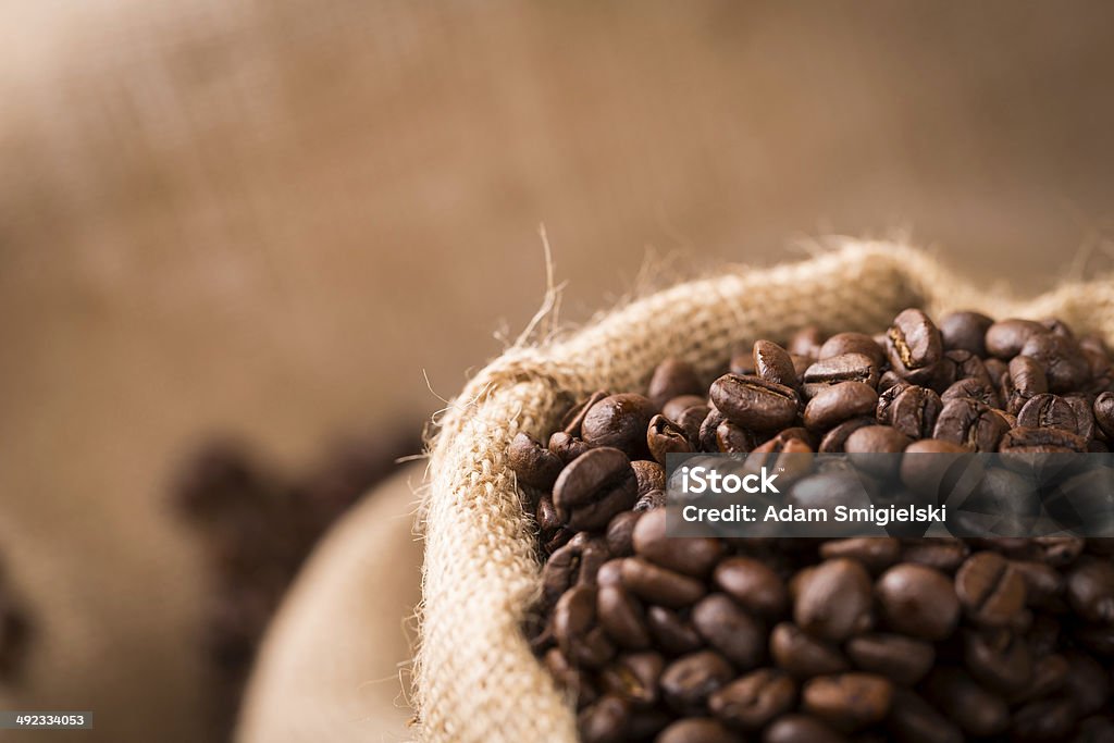 袋にコーヒー豆 - くしゃくしゃのロイヤリティフリーストックフォト