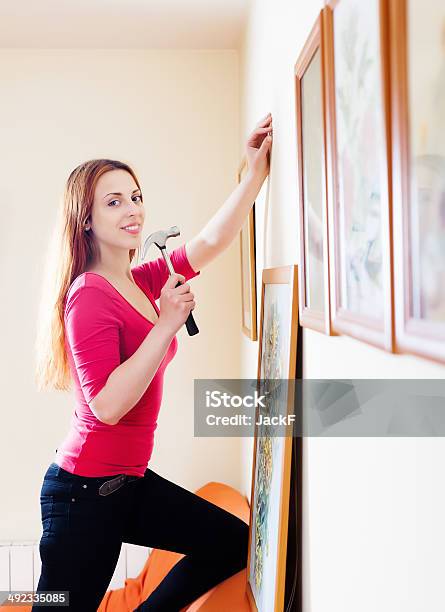 Foto de Menina Positiva Em Vermelho Pendurar Fotos e mais fotos de stock de Interior de casa modelo - Interior de casa modelo, Pintura, 20 Anos