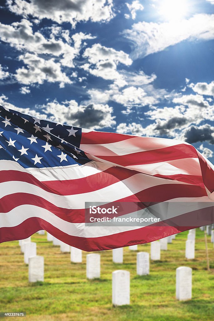 Drapeaux américain agitant pour memorial day - Photo de Cimetière libre de droits