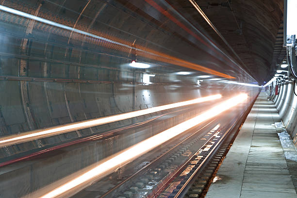 en un túnel de tren - train tunnel fotografías e imágenes de stock
