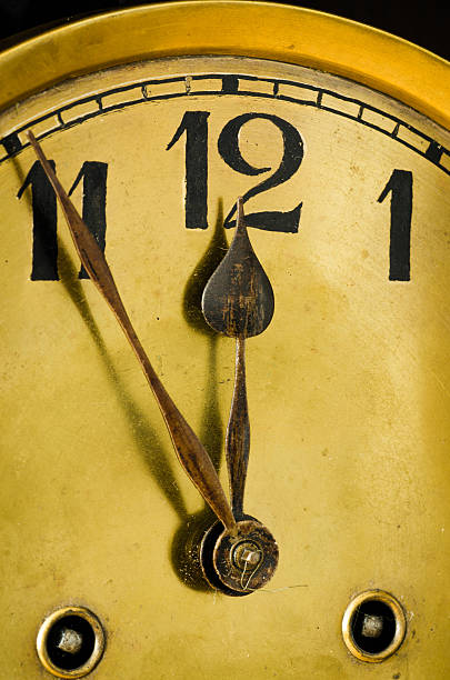 casco antiguo reloj de oro de dial - new years eve clock time arrow 12 hours fotografías e imágenes de stock