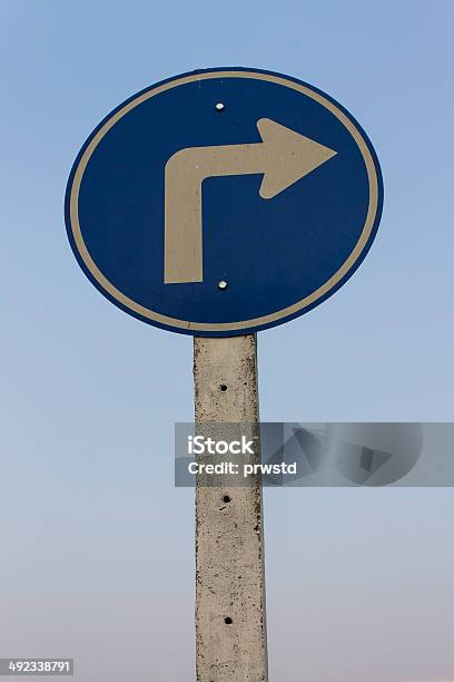 Rodar Para A Direita Sinais - Fotografias de stock e mais imagens de Acessibilidade - Acessibilidade, Azul, Baia Direcional