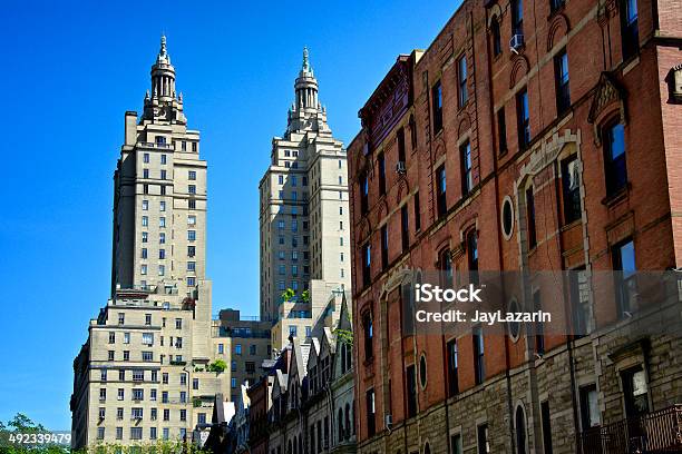 Photo libre de droit de Ville De Contrastes Upper West Side De Manhattan New York City banque d'images et plus d'images libres de droit de Maison mitoyenne