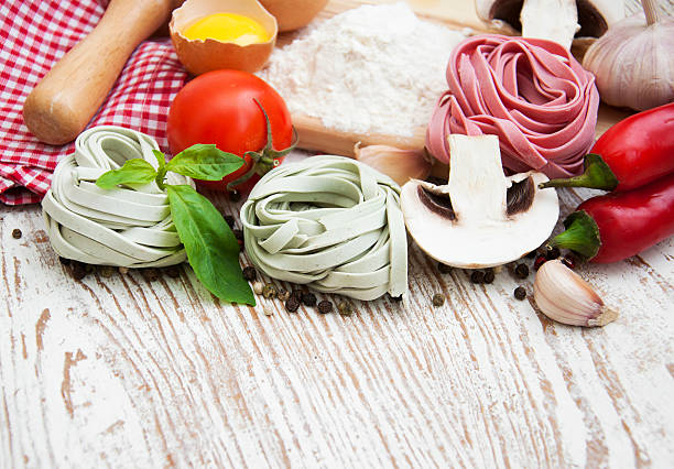 las pastas caseras sin procesar - vegitables in kitchen fotografías e imágenes de stock