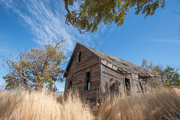 istock Falling Down House on the Prairie Rustic Abandoned Western Homestead 492358694