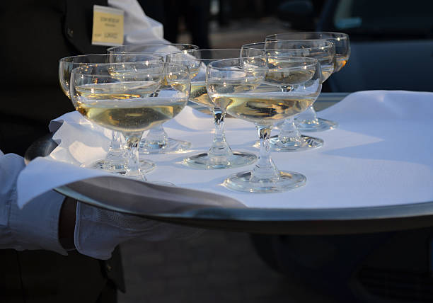 champagne su un vassoio in un elegante party all'aperto - party business toast champagne foto e immagini stock