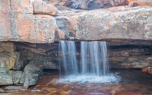 watefall através de um furo - gifberg - fotografias e filmes do acervo