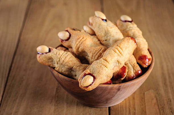 halloween bruja dedo de las cookies - biscotti jam biscuit cookie biscuit fotografías e imágenes de stock