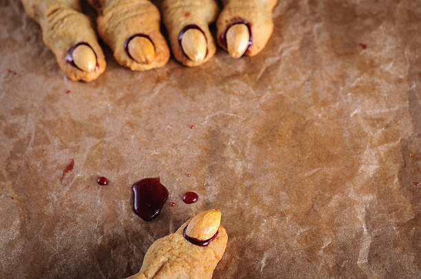 ハロウィーン魔女指クッキー、コピースペース付き - biscotti jam biscuit cookie biscuit ストックフォトと画像