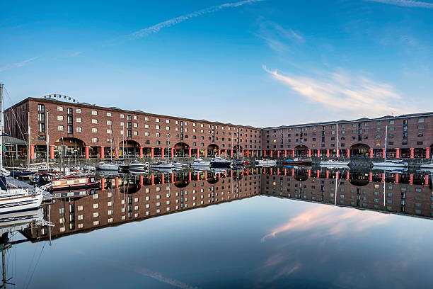 liverpool albert dock - albert dock photos et images de collection