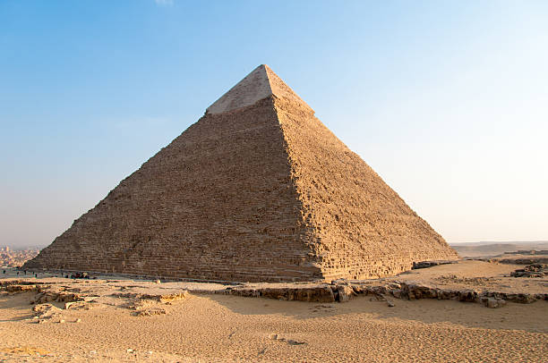 las pirámides de egipto, la meseta de el cairo, el giza - pyramid of chephren fotografías e imágenes de stock