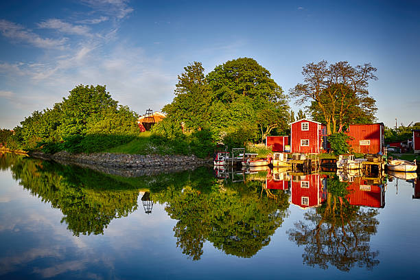 perfect reflection of canal in malmo - malmö stockfoto's en -beelden