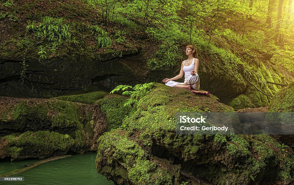 Frau in Entspannung pose im Ardha Padmasana - Lizenzfrei Baum Stock-Foto