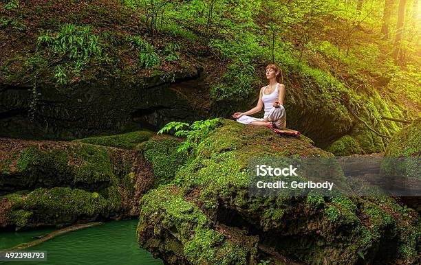 Mulher Em Pose De Relaxamento Ardha Padmasana - Fotografias de stock e mais imagens de Adulto - Adulto, Ao Ar Livre, Beleza