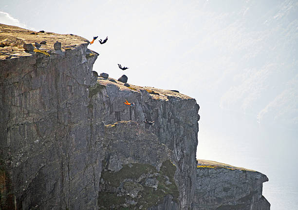 freedom base jumping - rock norway courage mountain - fotografias e filmes do acervo