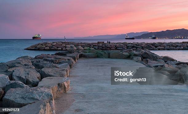 Vista Sobre O Golfo De Aqaba Ao Pôr Do Sol Eilat - Fotografias de stock e mais imagens de Adulação - Adulação, Ao Ar Livre, Atividade Recreativa