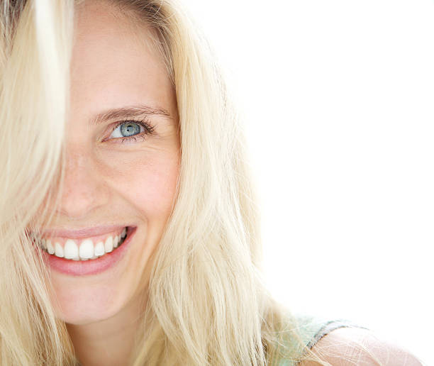 sonriente mujer rubia - smiling women blond hair human face fotografías e imágenes de stock
