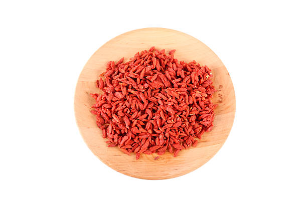 bacche di goji ciotola di legno isolato su bianco - antioxidant medicine closed close to foto e immagini stock