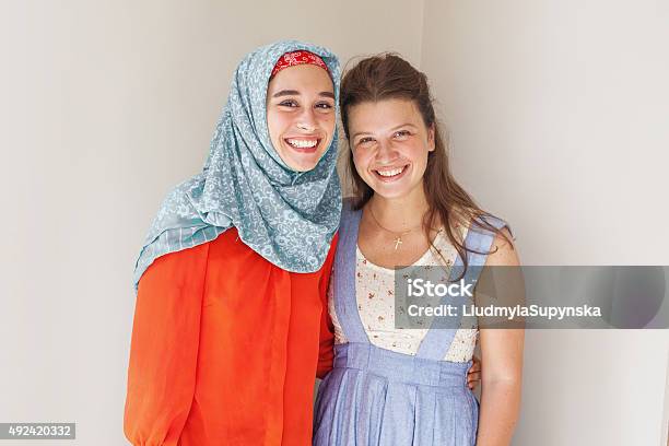 Muslimischen Und Der Christlichen Mädchen Zusammen Stockfoto und mehr Bilder von Freundschaft - Freundschaft, Weiblicher Teenager, Teenager-Alter