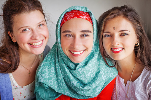 Tres Amigos jóvenes de distintas religiones photo