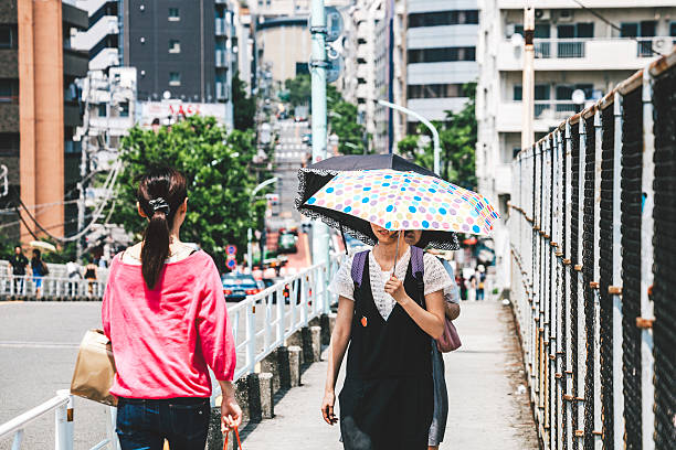 straßen von daikanyama, tokio. - parasol umbrella asian ethnicity asian culture stock-fotos und bilder