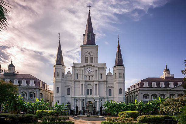 St. Louis Cathedral in Jackson Park in New Orleans, Louisiana St. Louis cathedral in Jackson Park, New Orleans, LAã Jackson Square, is known as Place d'Armes, a park in the French Quarter of New Orleans, Louisiana just across the street from the french market jackson square stock pictures, royalty-free photos & images