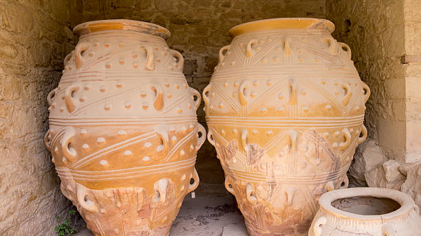 antiga potes do palácio de knossos, grécia - krete - fotografias e filmes do acervo