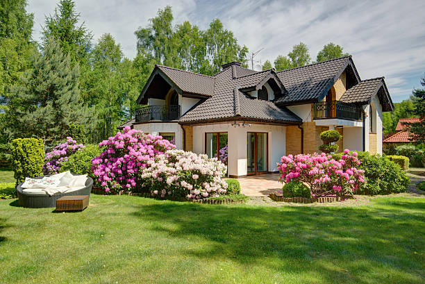 schönes dorf haus mit garten - gartenhaus stock-fotos und bilder