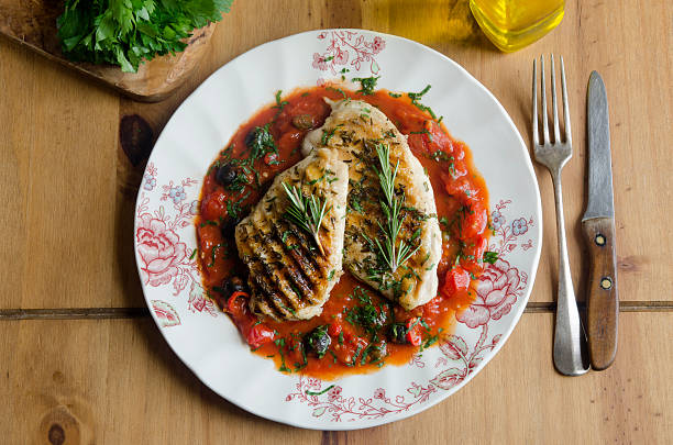 frango em molho de tomate - caper sauce imagens e fotografias de stock